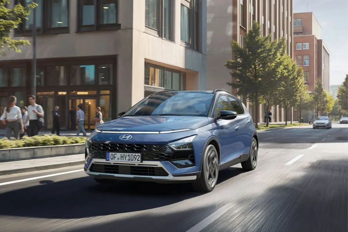 Blauer Hyundai in der Innenstadt