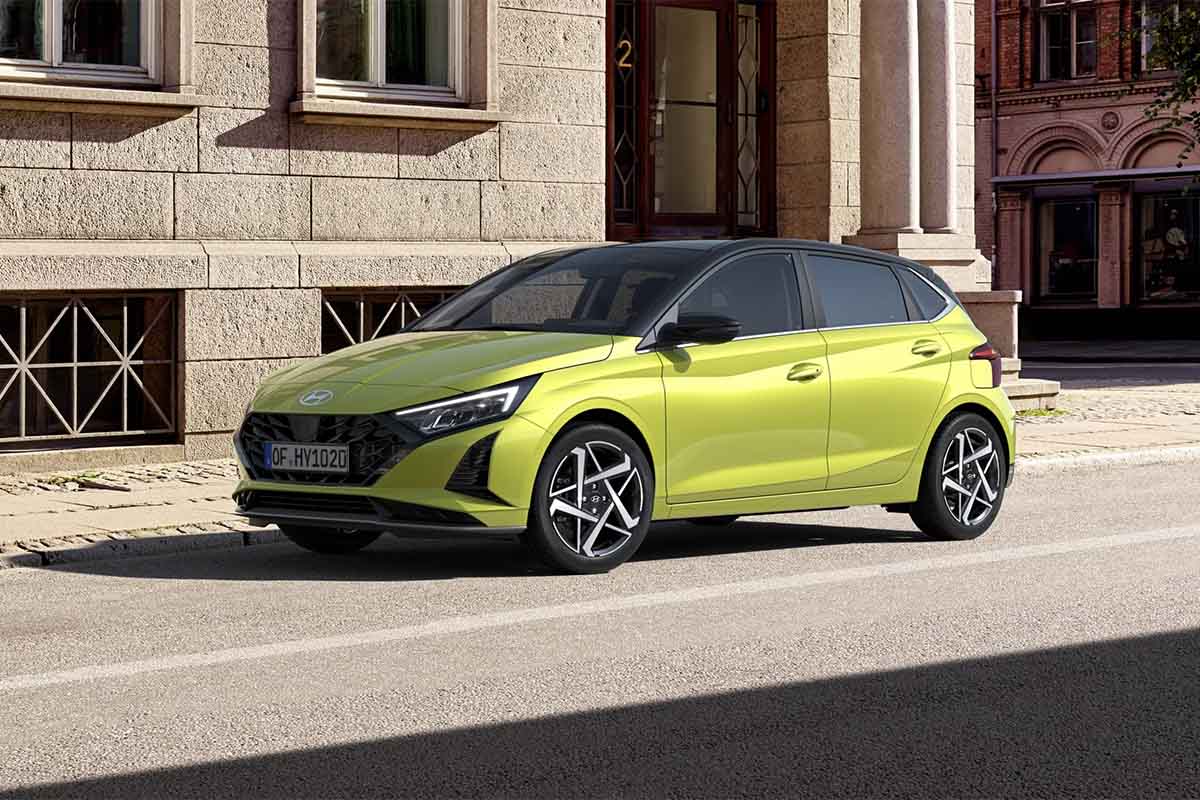 grüner Hyundai i20 fährt auf der Straße