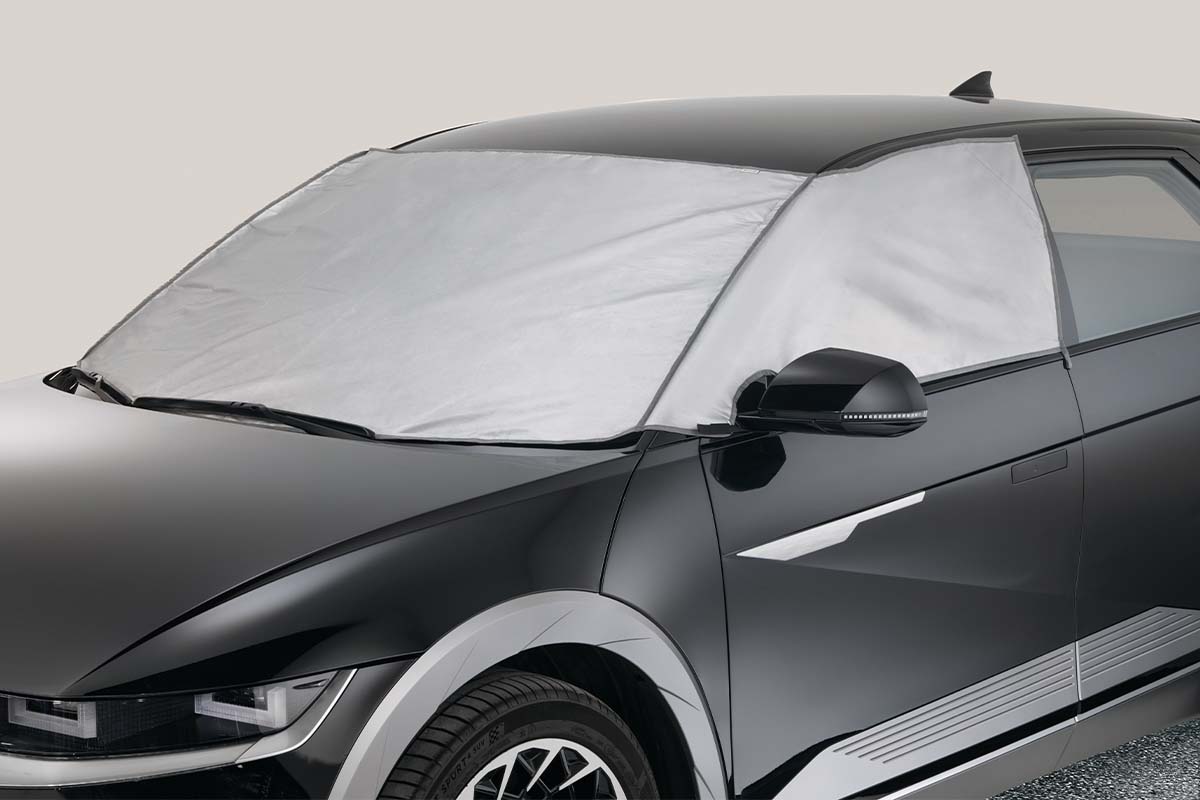 Sonnenschutz befestigt auf der Windschutzscheibe eines Hyundai