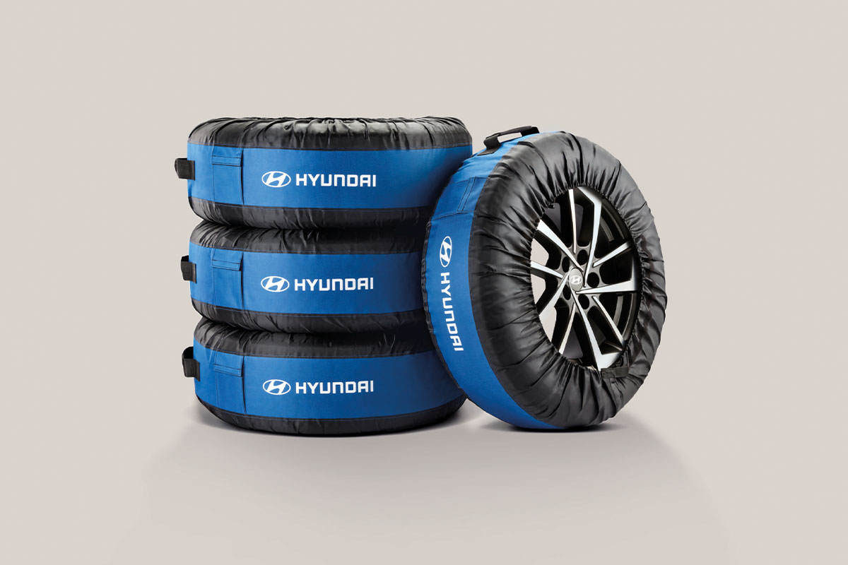 vier gestapelte Reifen in Reifentaschen eingepackt