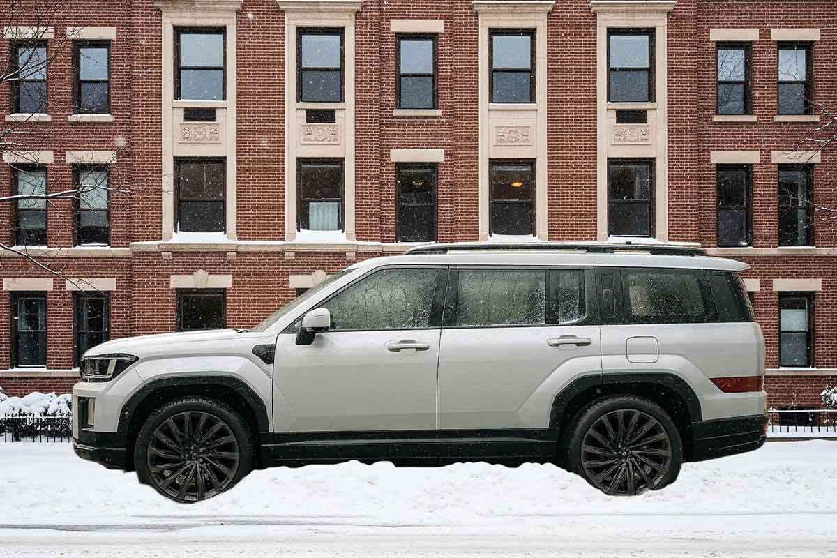 Hyundai von der Seite vor einem Gebäude