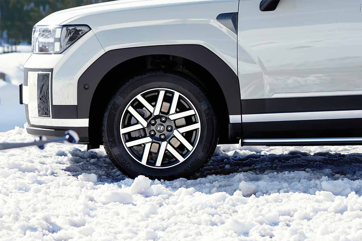 Ausschnitt eines Hyundais, zu sehen sind die Reifen 