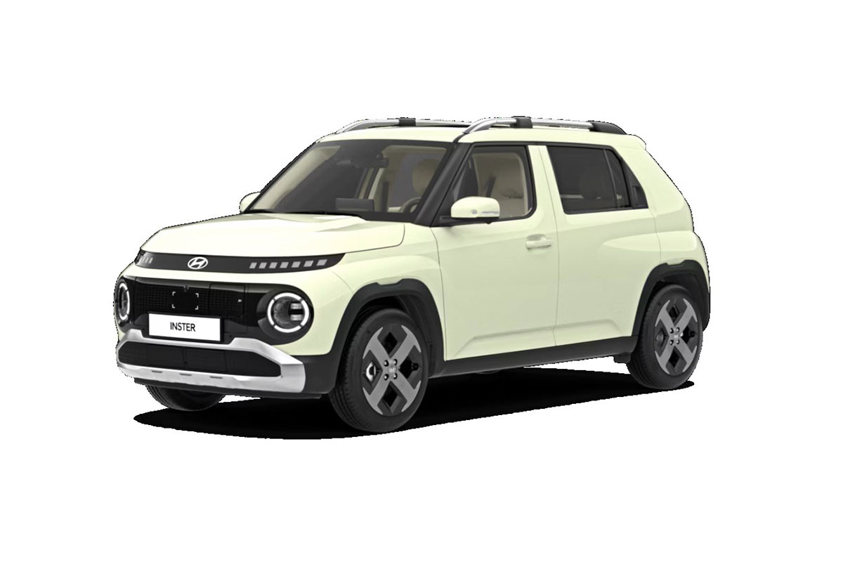 Hyundai Inster steht am weißen Hintergrund