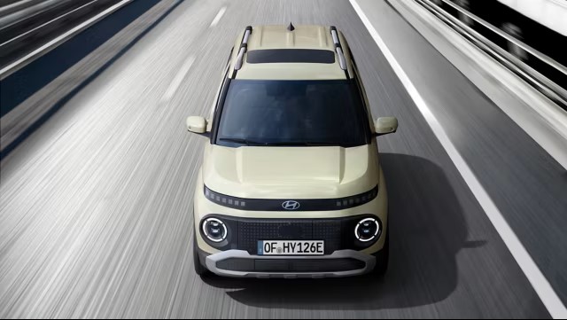 Gelber Hyundai Inster in Bewegung