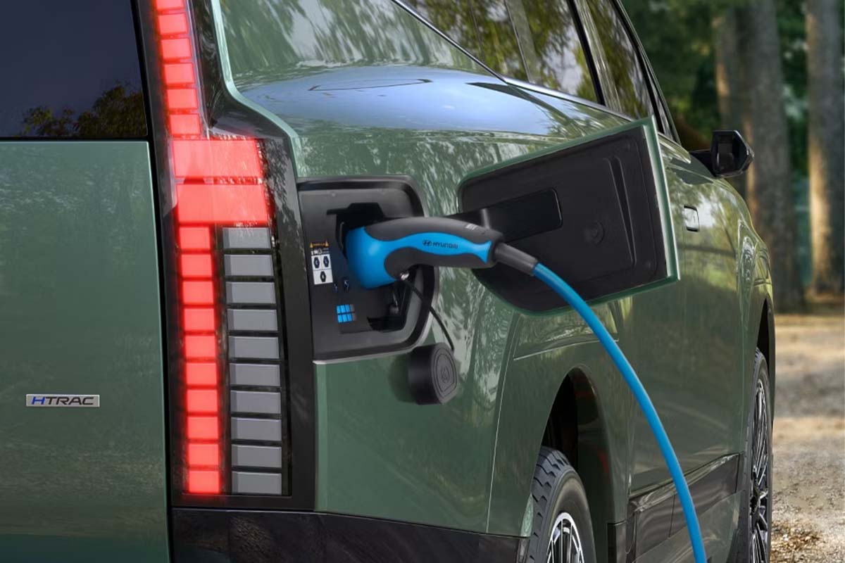 Grüner Hyundai IONIQ 9 an der Ladesäule von hinten