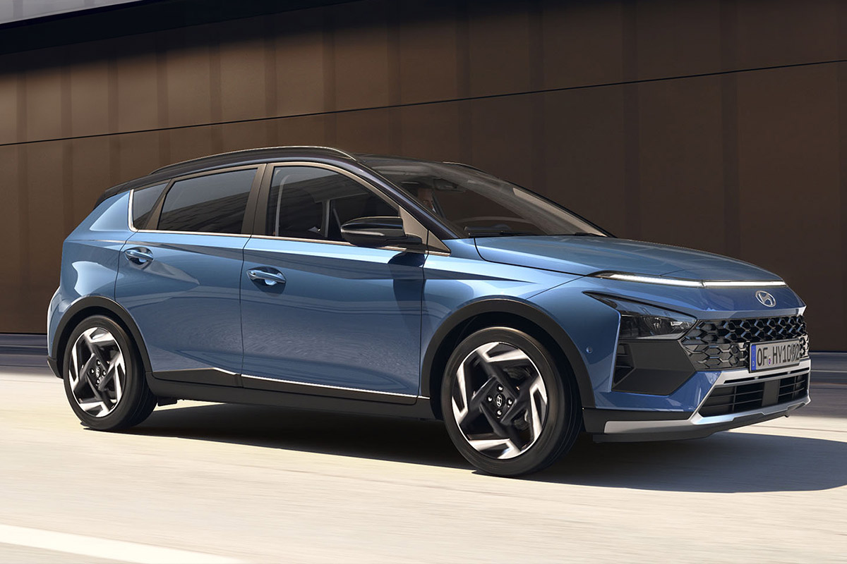 Hyundai Bayon vor einer Braunen wand