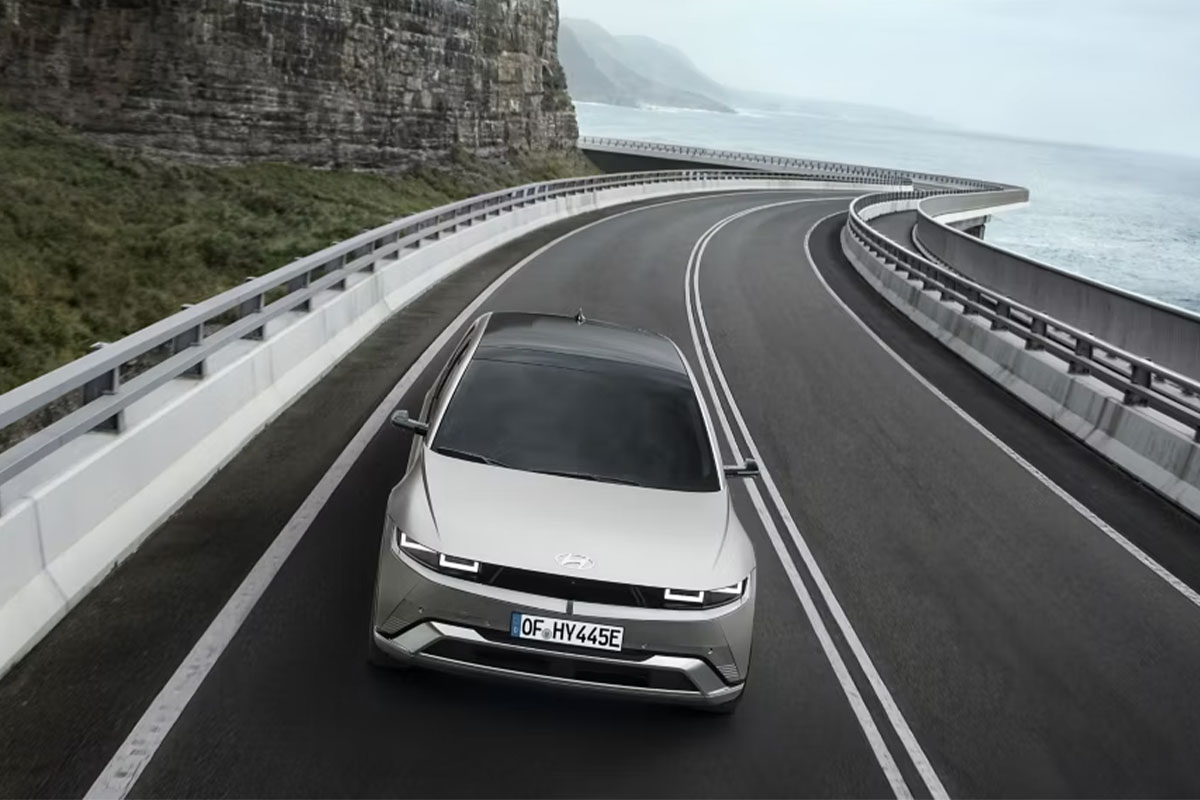 Silberner Hyundai IONIQ 5 auf einer Straße