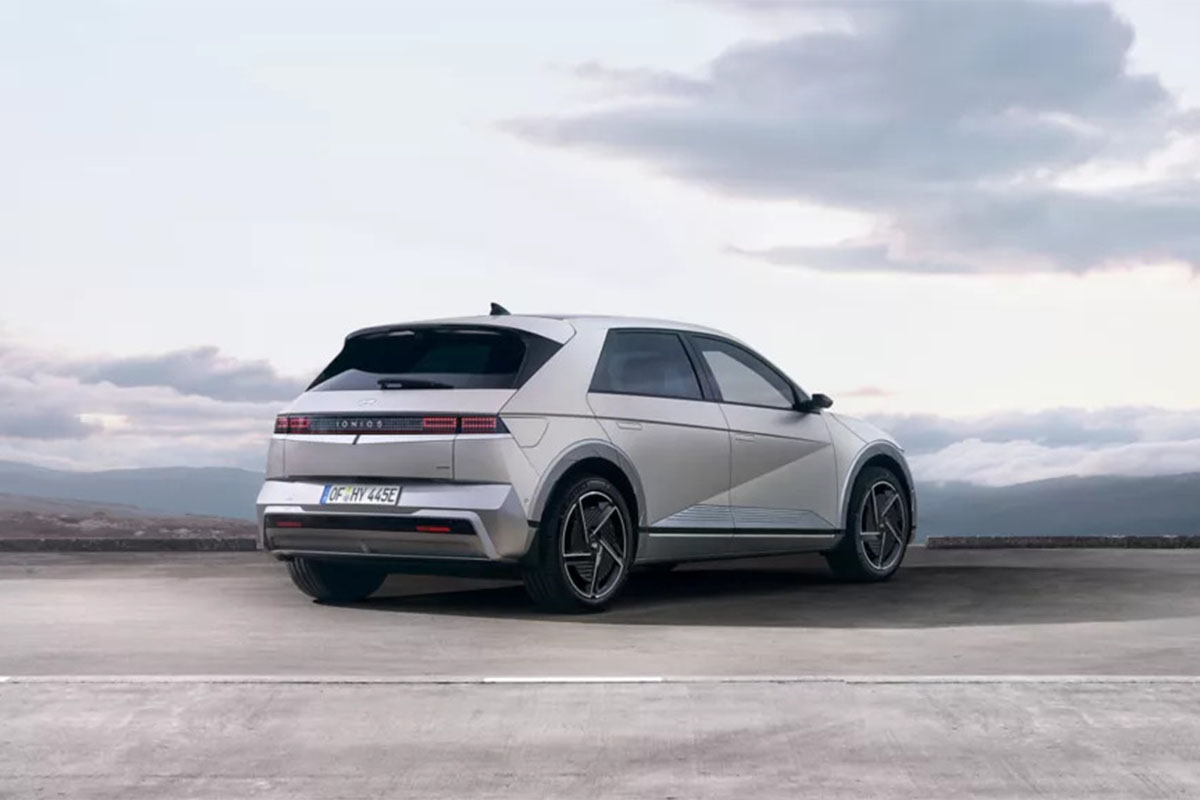 Silberner Hyundai IONIQ 5 von hinten