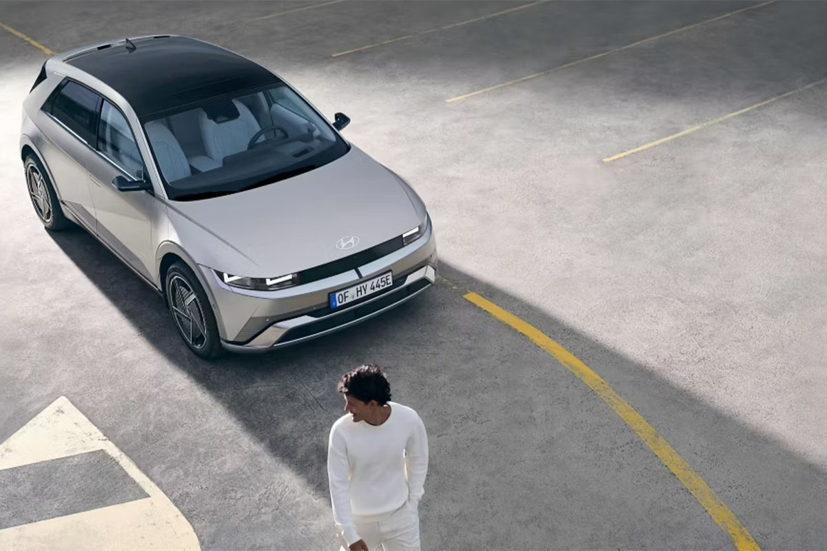 silberner IONIQ 5 von oben 