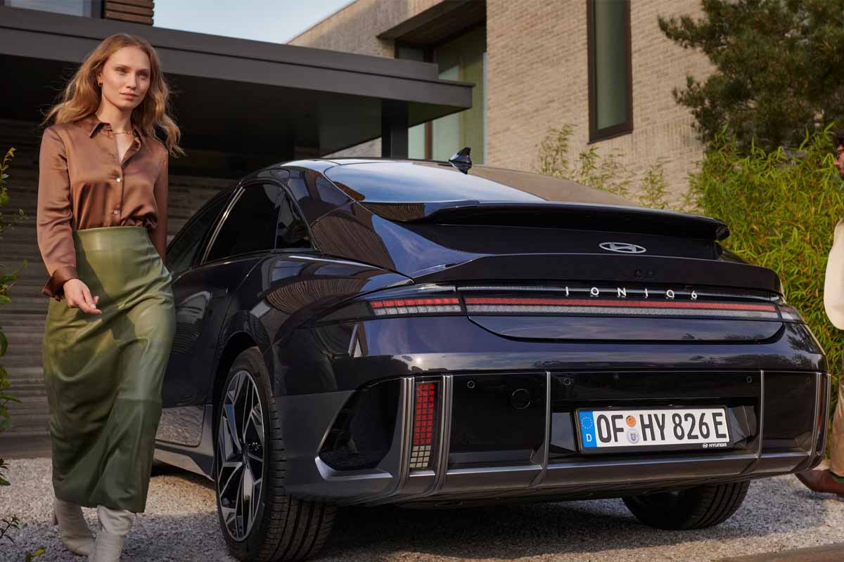 Silberner Hyundai IONIQ 5 von hinten