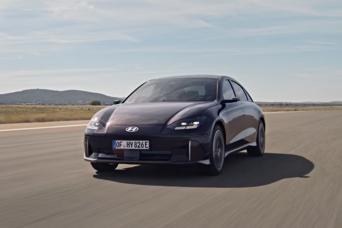 Hyundai IONIQ 6 während der Fahrt