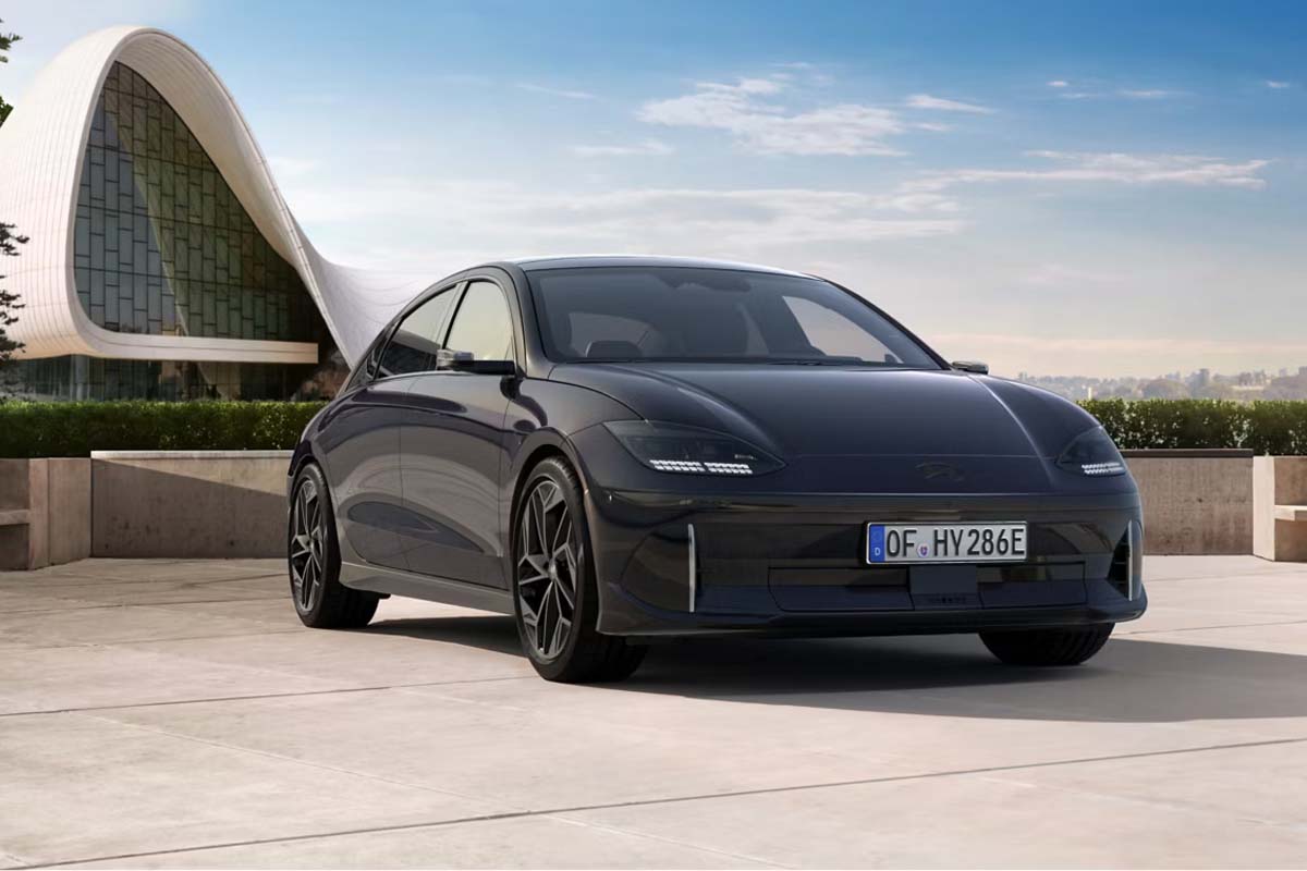 schwarzer Hyundai IONIQ 6 vor einem Gebäude