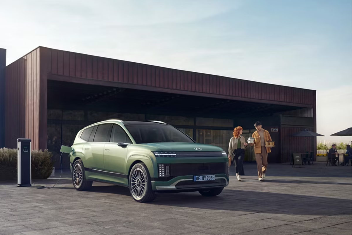 grüner Hyundai IONIQ 9 vor einem Haus