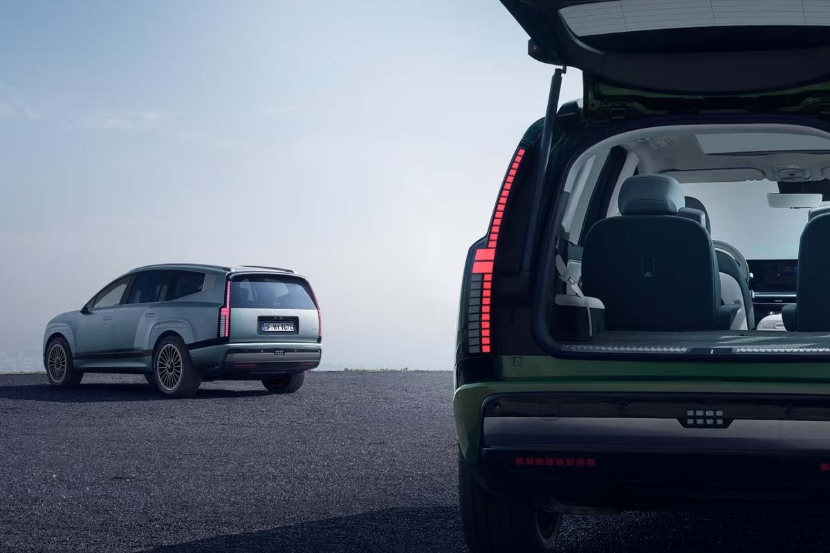 silberner IONIQ 9 von der Seite und grüner IONIQ 9 mit offenem Kofferraum