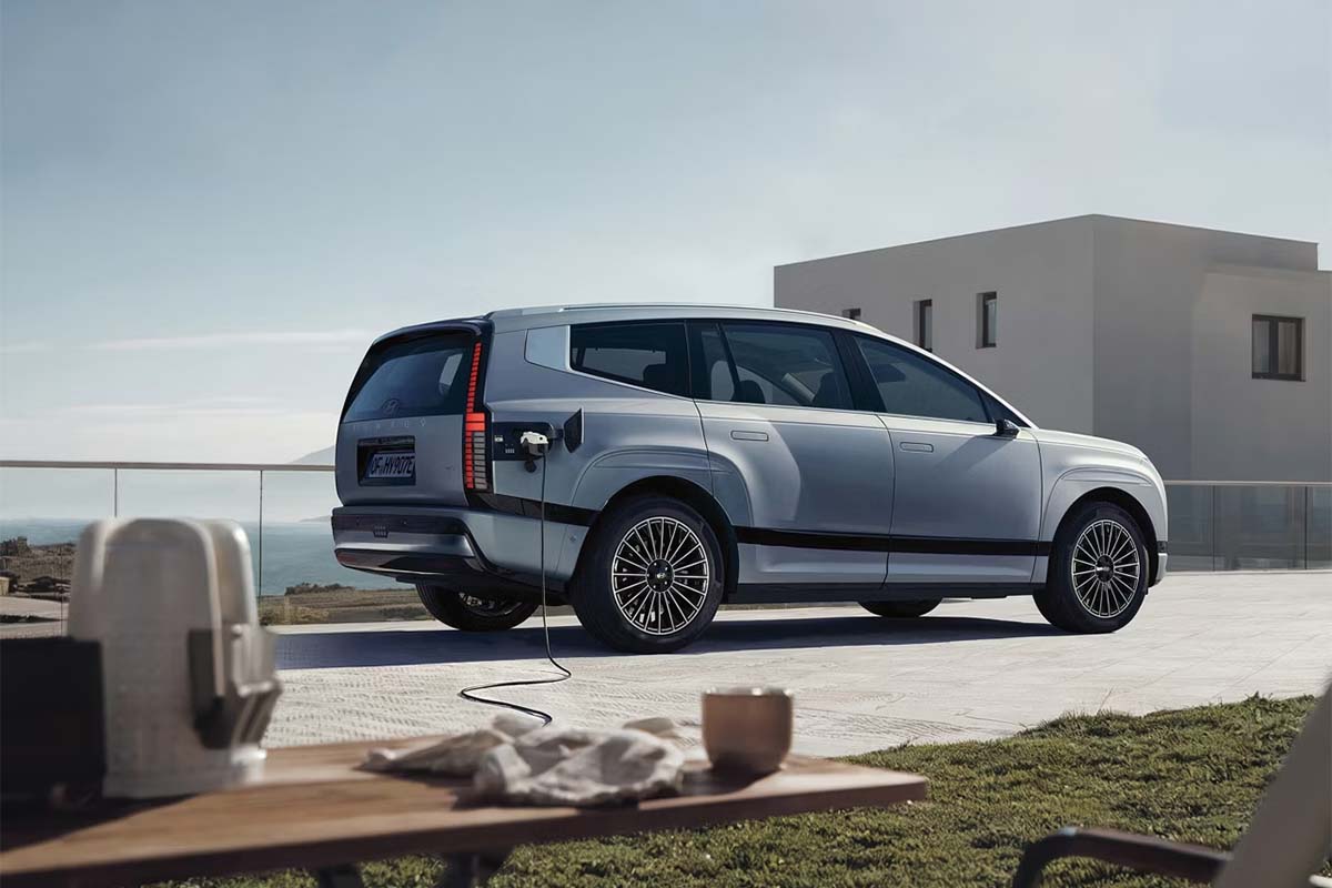 silberner Hyundai IONIQ 9 von hinten