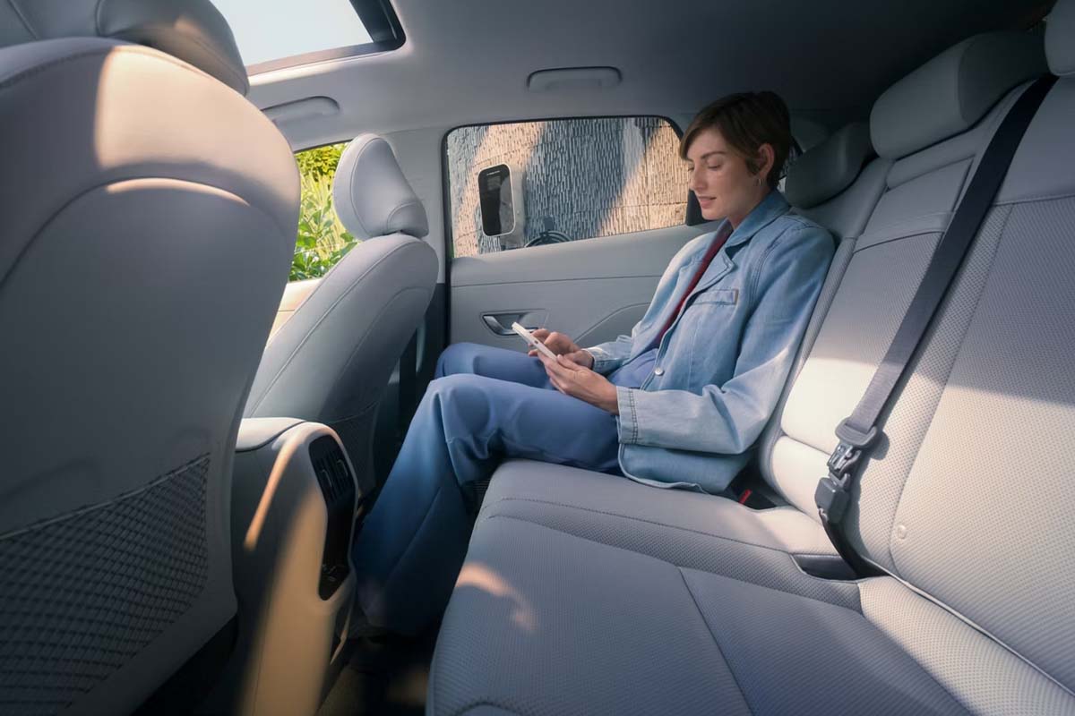 Frau sitzt im Hyundai KONA