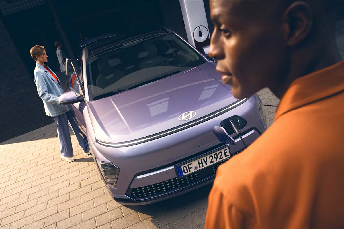 Frau steigt in den KONA ein