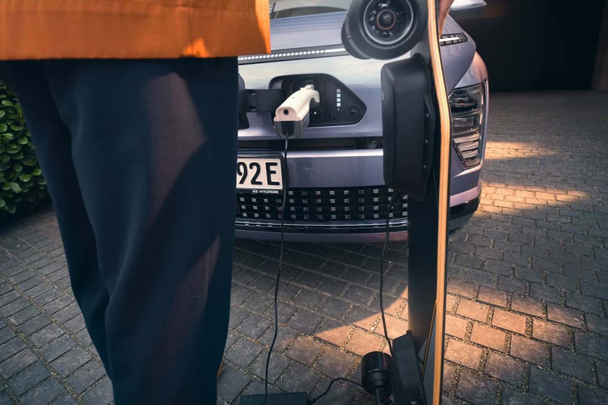 Lilafarbener Hyundai KONA an der Ladesäule von vorne