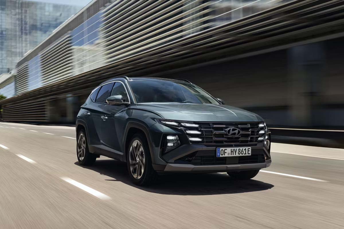 blauer Hyundai Tucson auf einer Straße