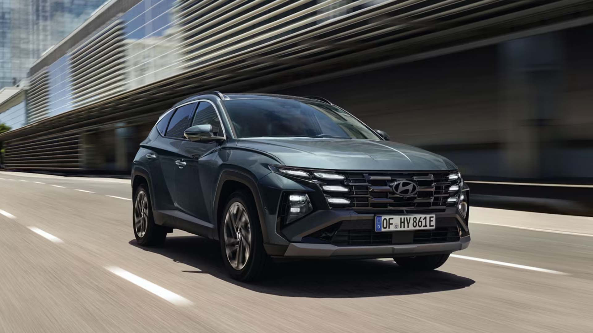 blauer Hyundai BAYON vor Gebäude