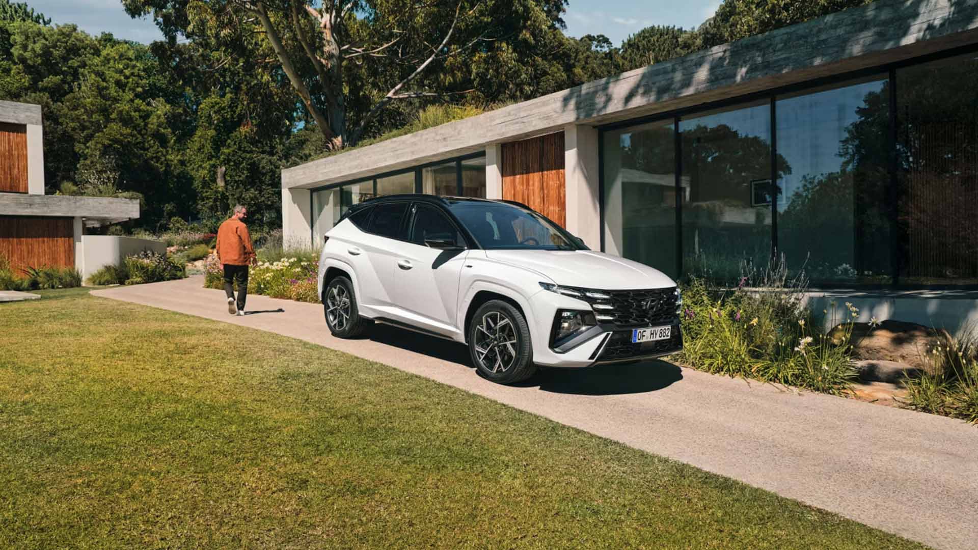 weißer Tucson vor Gebäude