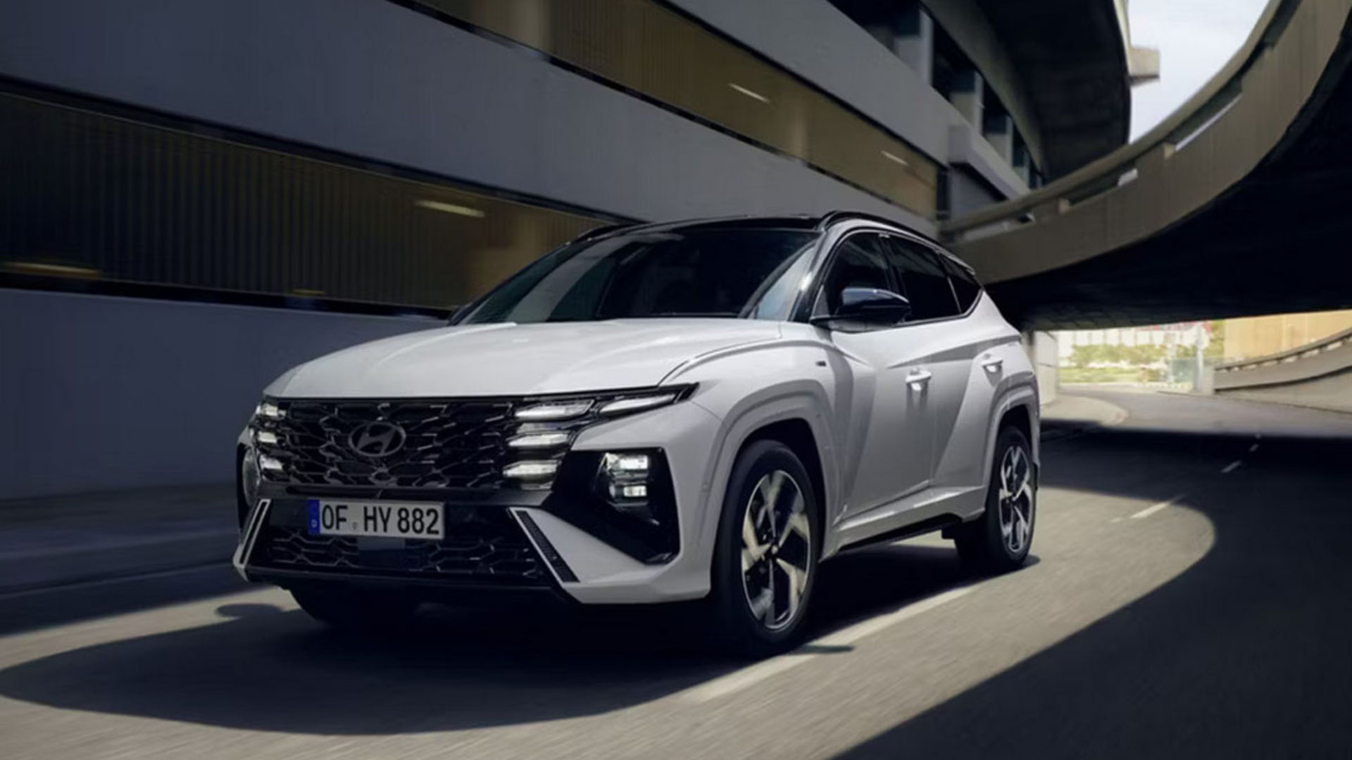 weißer Tucson von vorne