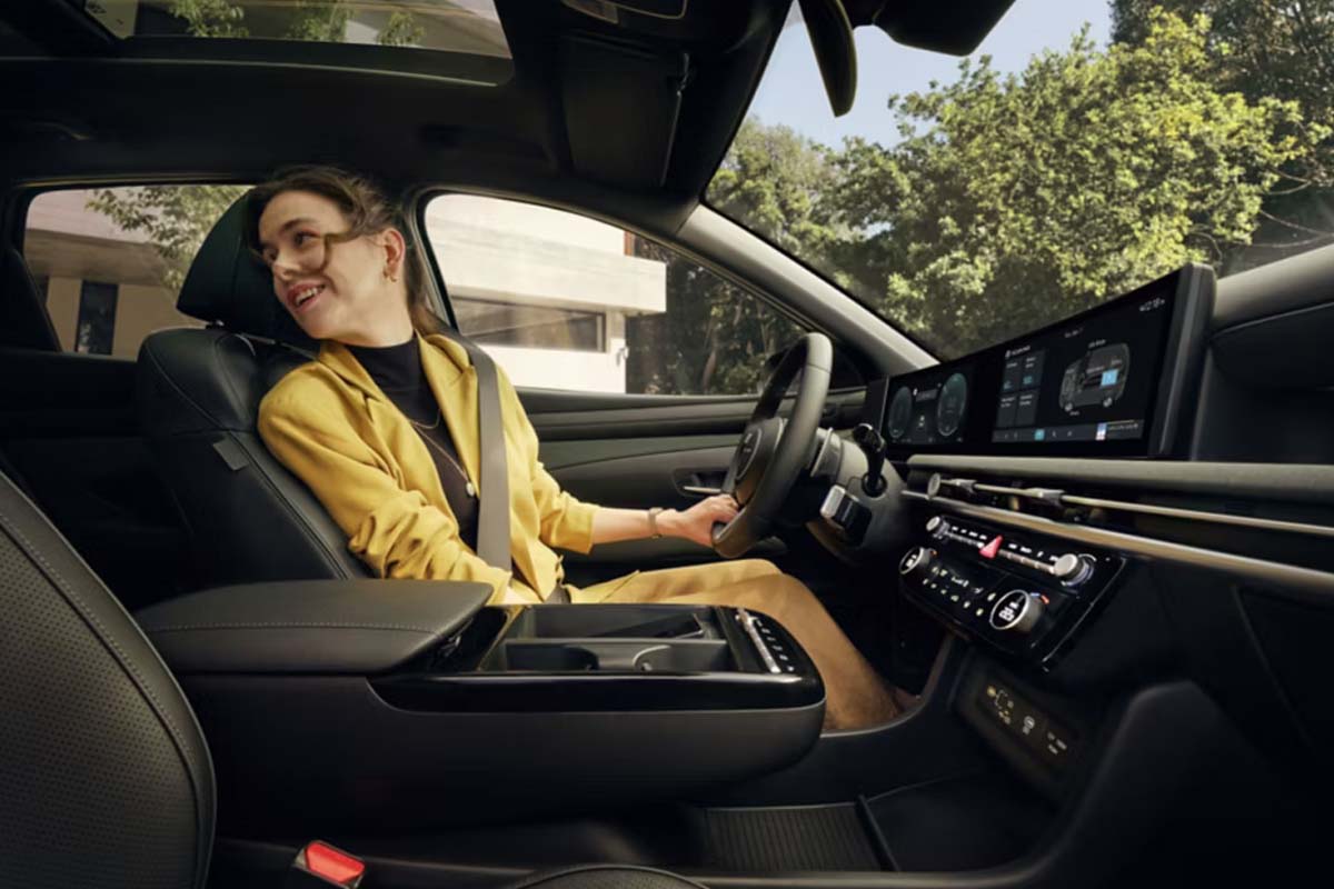 eine Frau sitzt am Fahrersitz im Hyundai Tucson