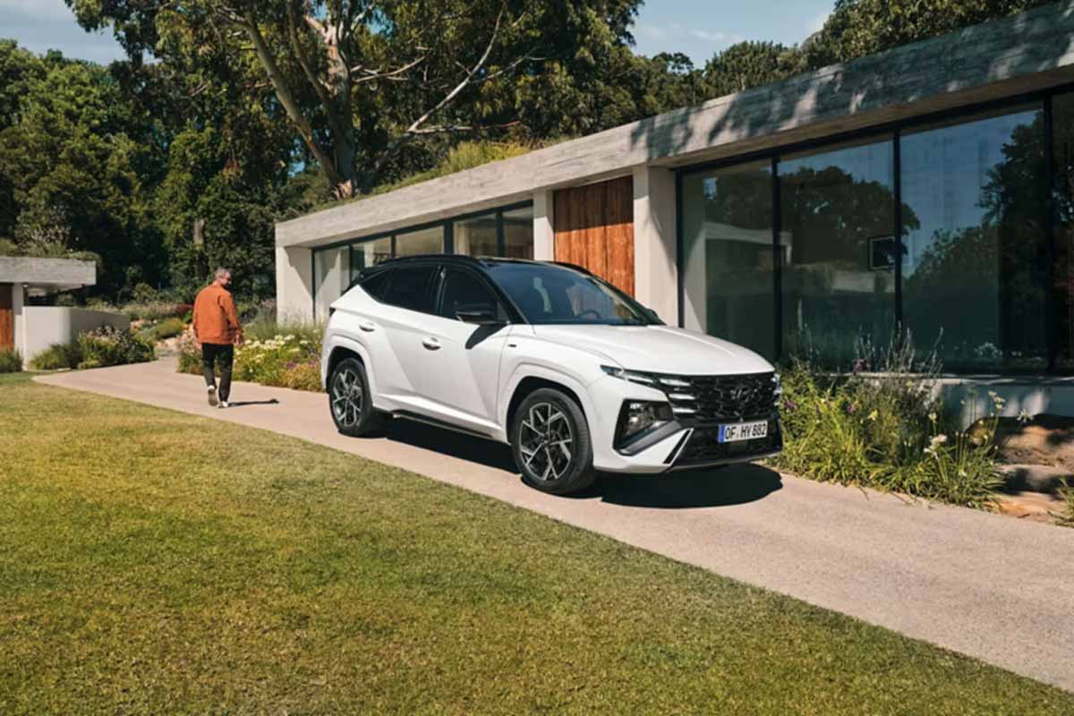 weißer Tucson vor einem Wohngebäude