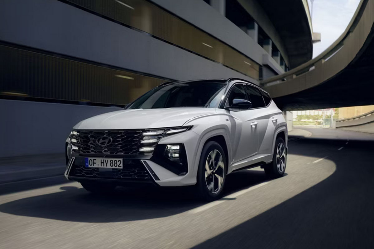 weißer Hyundai Tucson auf einer Straße