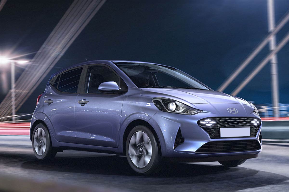 Hyundai i10 fährt bei Nacht