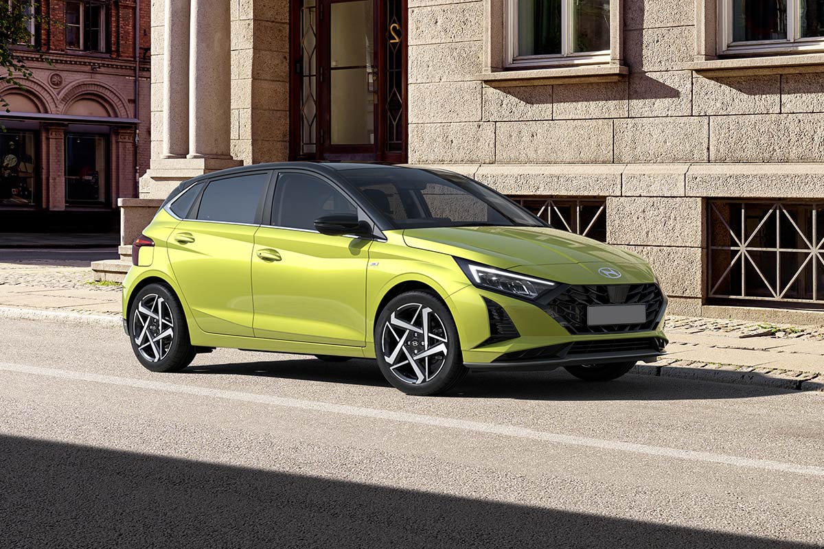 Hyundai i20 parkt vor einem Haus in der Stadt