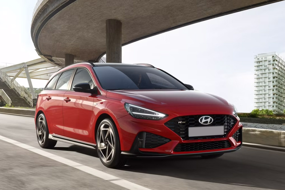 Hyundai i30 Kombi fährt unter einer Brücke