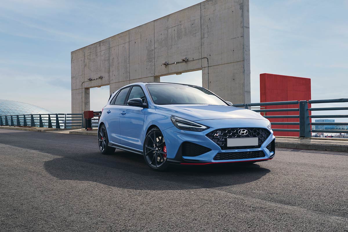 Hyundai i30 parkt vor Grau-roten Wand