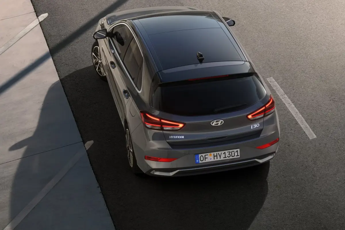 grauer Hyundai i30 von hinten