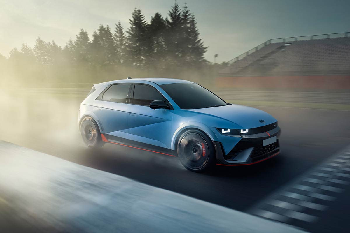 Hyundai Ioniq 5N fährt über eine Ziellinie