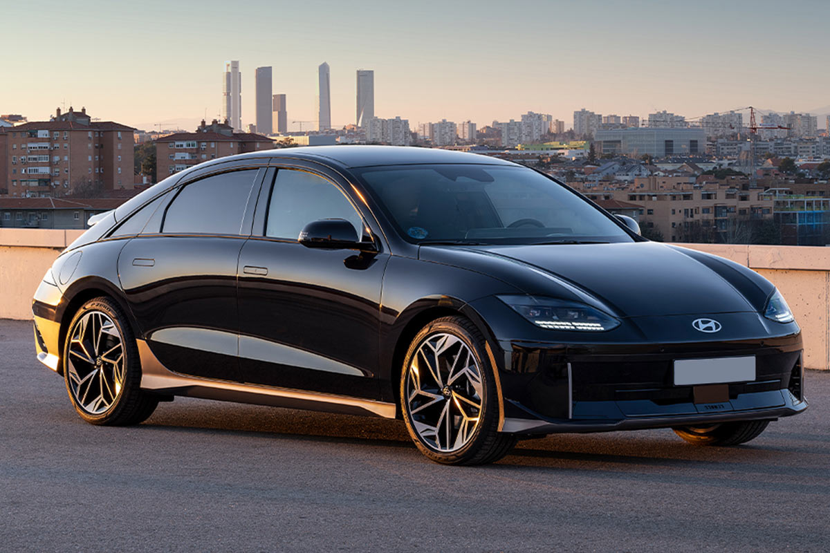 Hyundai Ioniq 6 vor einer Stadt
