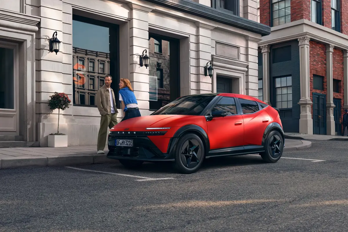 roter IONIQ 3 auf einer Straße