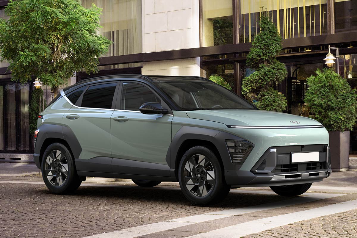 Hyundai Kona Hybrid parkt in einer Stadt