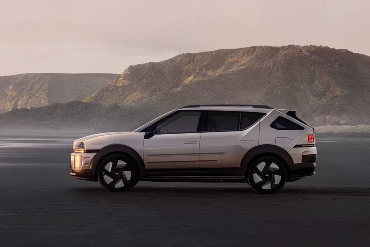 Beiger NEXO von der Seite am Strand