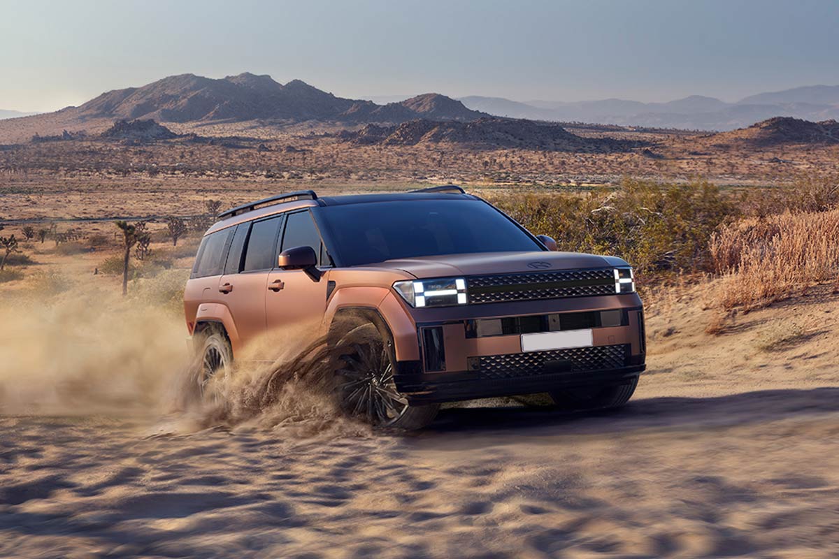 Hyundai Santa Fe Hybrid fährt im Sand