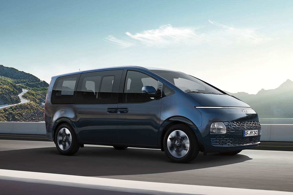 Hyundai Staria 9 Sitzer fährt auf einer Brücke