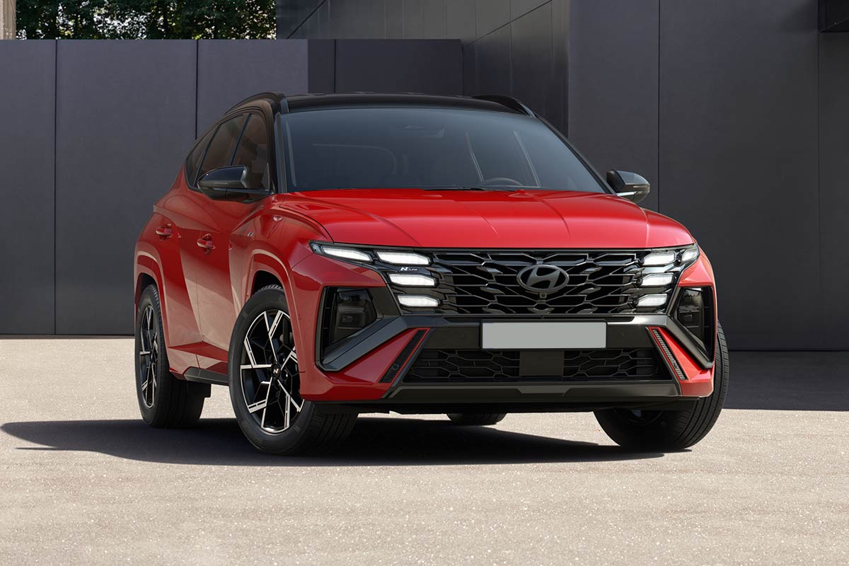 Hyundai Tucson PLugin Hybrid parkt vor einer Grauen Wand