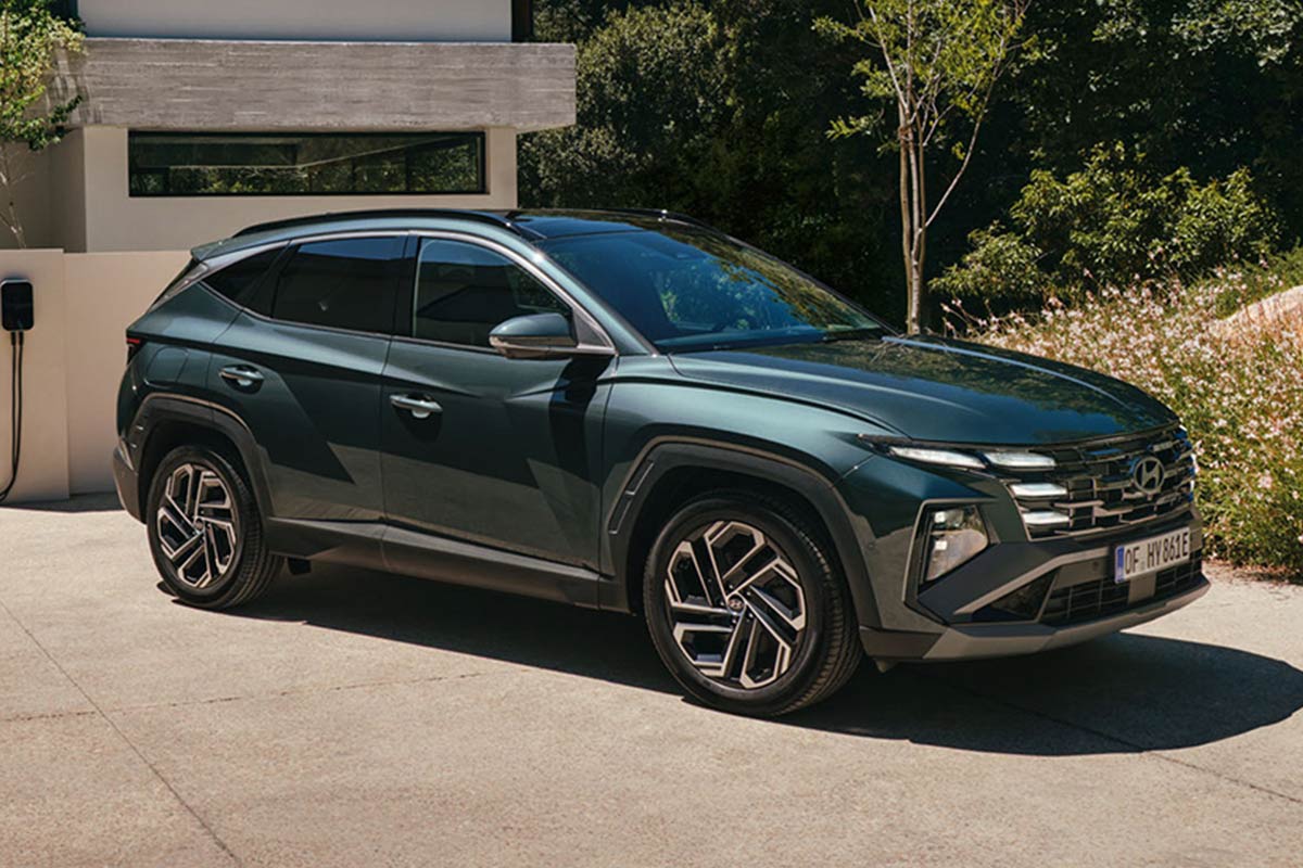 Hyundai Tucson parkt vor einer Ladesäule