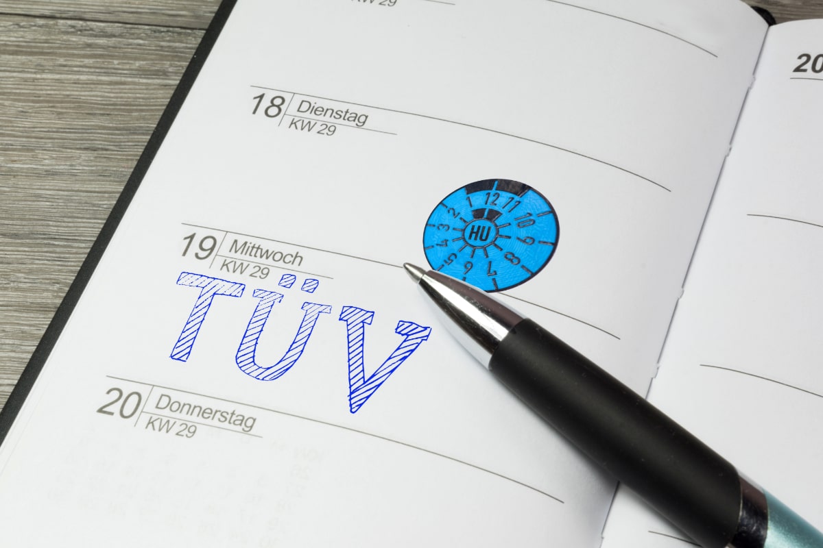 zu sehen ist ein Terminbuch mit einer HU Plakete und Text: TÜV